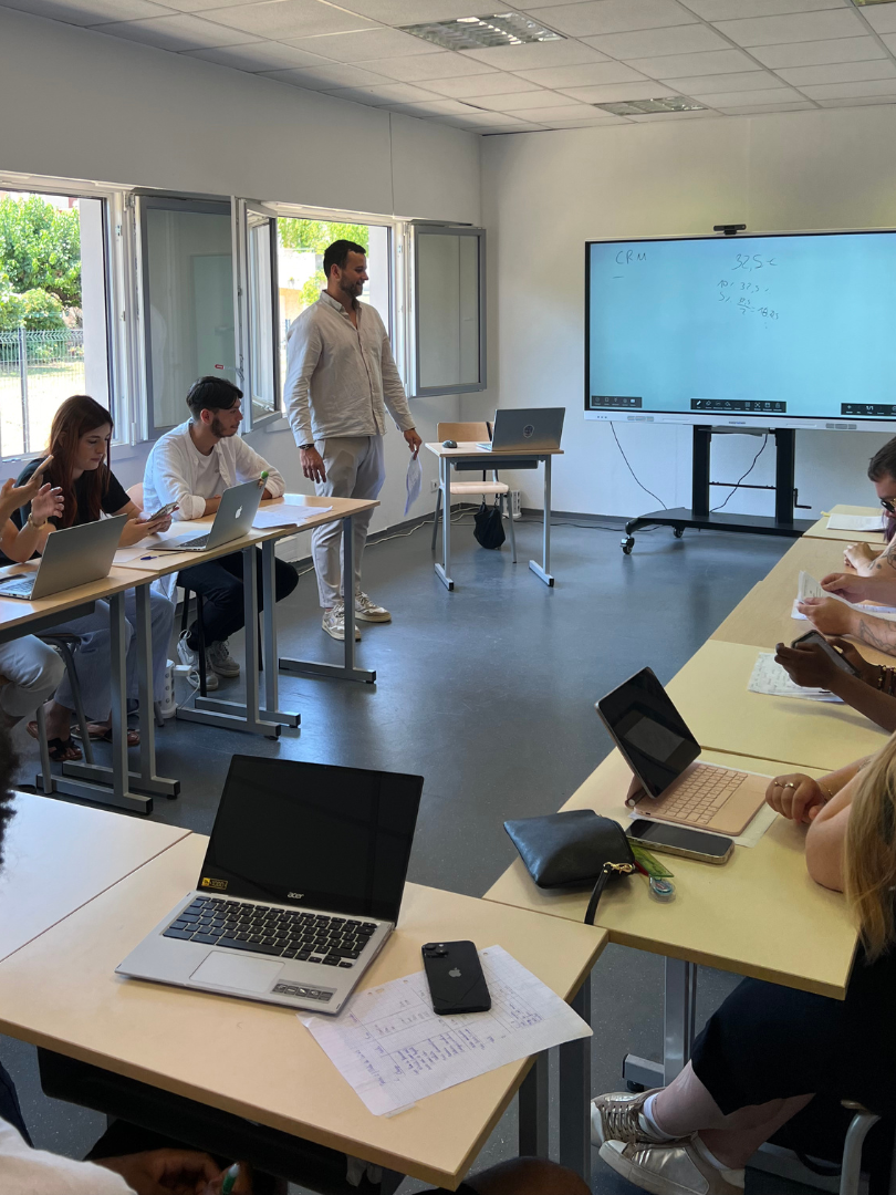 Un cours du CRM en BTS MCO en alternance chez Isim Toulon