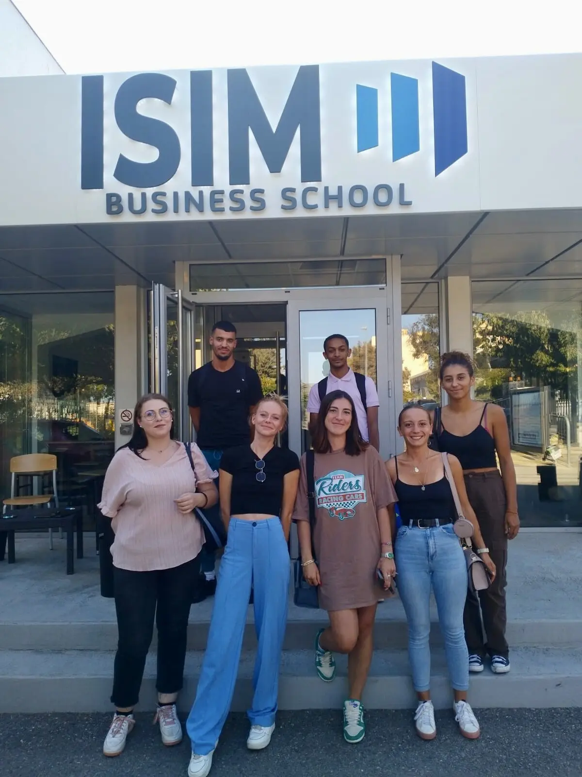 Un groupe d'étudiants du BTS SAM en alternance pose devant l'entrée d'ISIM sur la campus de Toulon